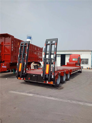 三桥凹梁托盘车载重60吨低平板运输车行情与转运应用分析